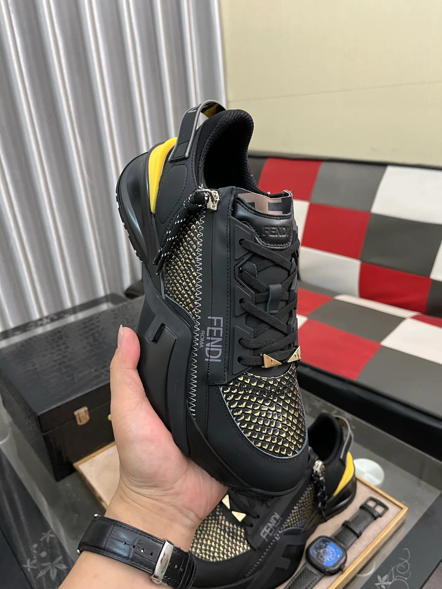 Men's Men's Shoes💰540⌚️⌚️【FENDI】FENDI high-tops are classic and comfortable for men. This complex sneaker is made of soft calfskin➕genuine leather lining➕original ultra-light rubber material with rough outsole. This unique and thin style is suitable for the casual and refined sensibility of this season. It is comfortable and natural on the feet. It is an everyday style for casual travel in autumn and winter! 38−444️⃣colors available